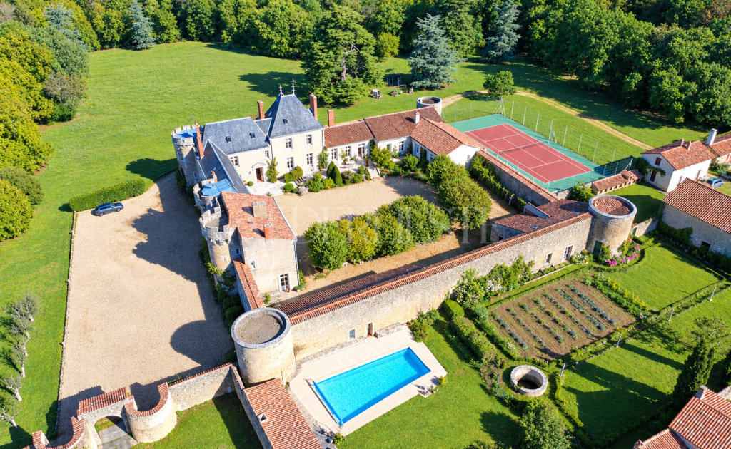 Chateau-historique-au-coeur-de-la-nature