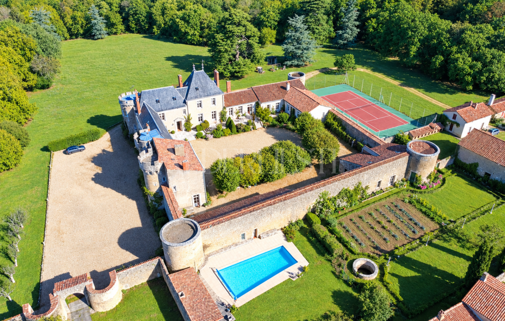 Chateau-historique-au-coeur-de-la-nature